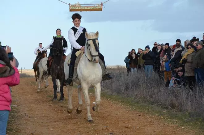 GALERÍA | Así viven los quintos de Fuentes de Ropel la carrera de cintas