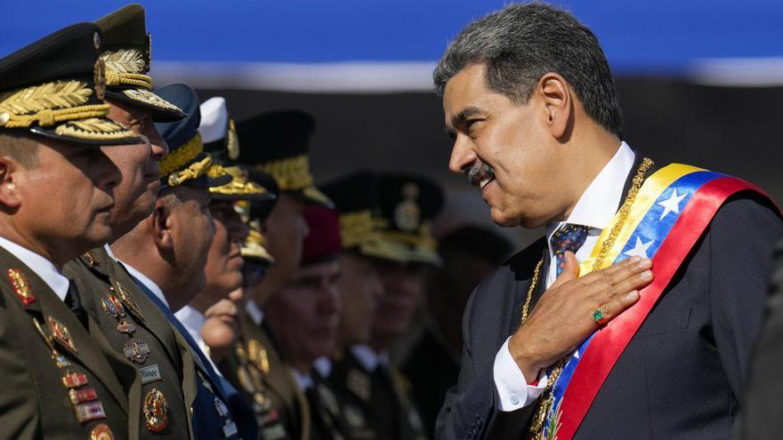 Nicolás Maduro saluda a altos mandos militares de Venezuela en un acto tras su tercera toma de posesión.