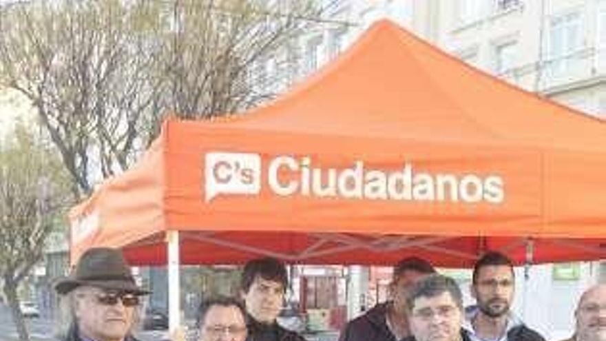 Reparto de propaganda de C's ayer en A Coruña. // V. E.