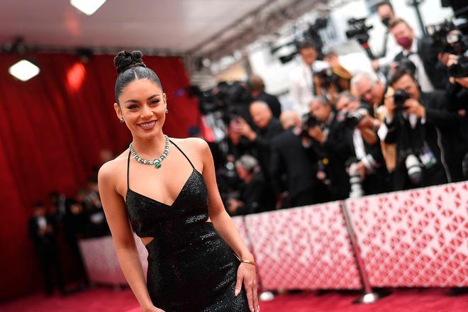 Vanessa Hudgens en los premios Oscar 2022.