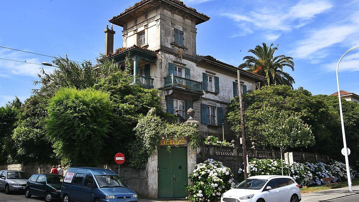 El viejo palacete de Villa Felisa, en la avenida de la Habana, a la venta.   | // CARLOS PARDELLAS 