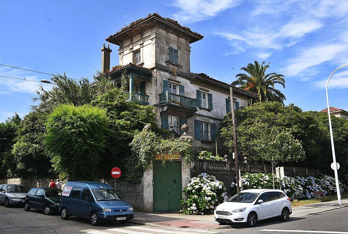 El viejo palacete de Villa Felisa, en la avenida de la Habana, a la venta.   | // CARLOS PARDELLAS