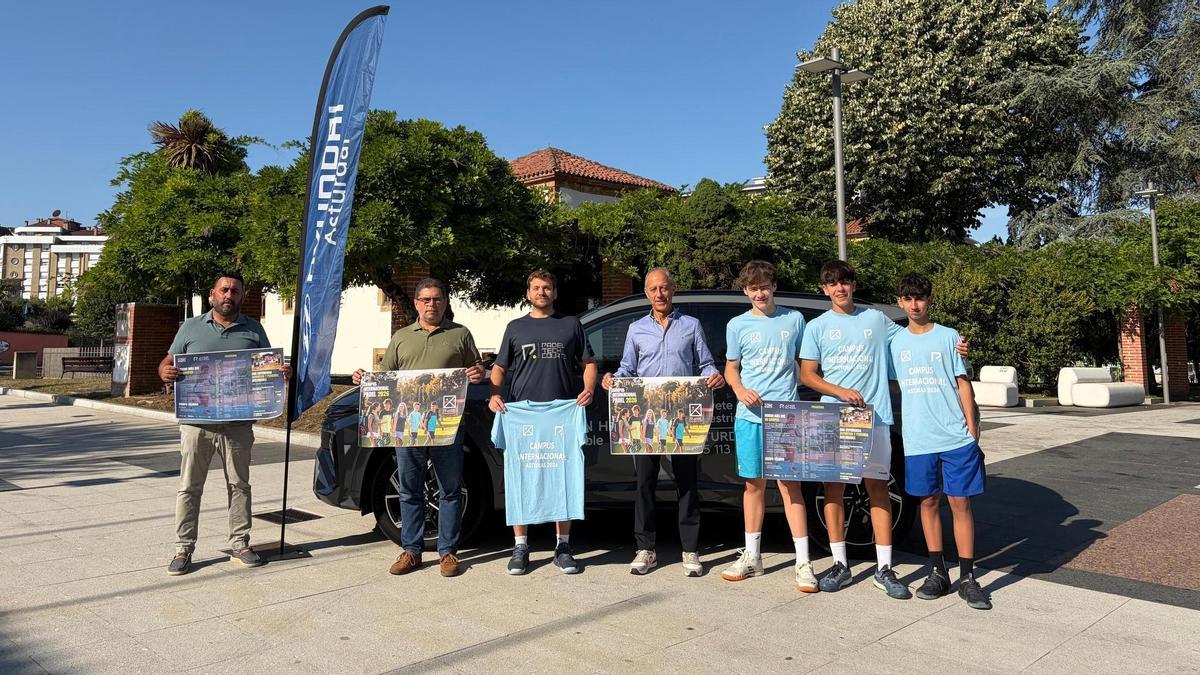 Por la izquierda, el edil Jesús Abad, Pablo Álvarez y Toño Migoya, patrocinadores, Gabriel García, presidente del Club Deportivo Pádel Tech, y Cristian Riesgo, Ian García y Sergio Álvarez, participantes, durante la presentación.