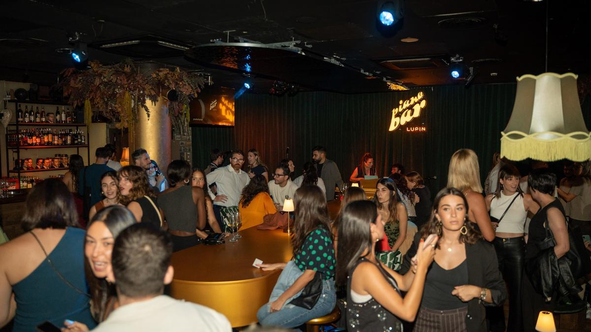 El piano bar Lupin, en València, donde disfrutar del karaoke junto a un piano.