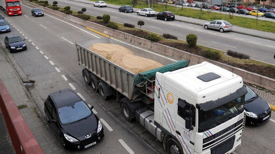 El ruido de 50.000 coches aconseja colocar barreras acústicas en el campus y Placeres