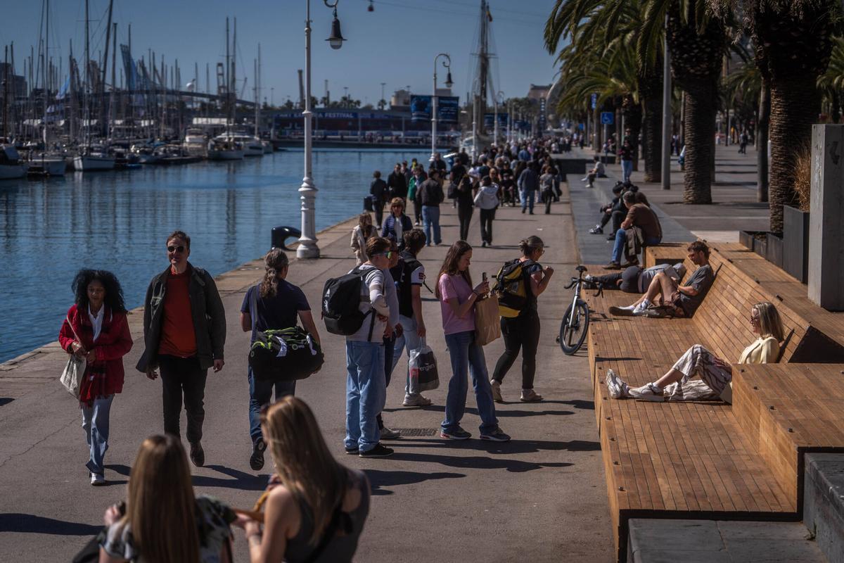 Gente disfrutando del buen tiempo en Barcelona.