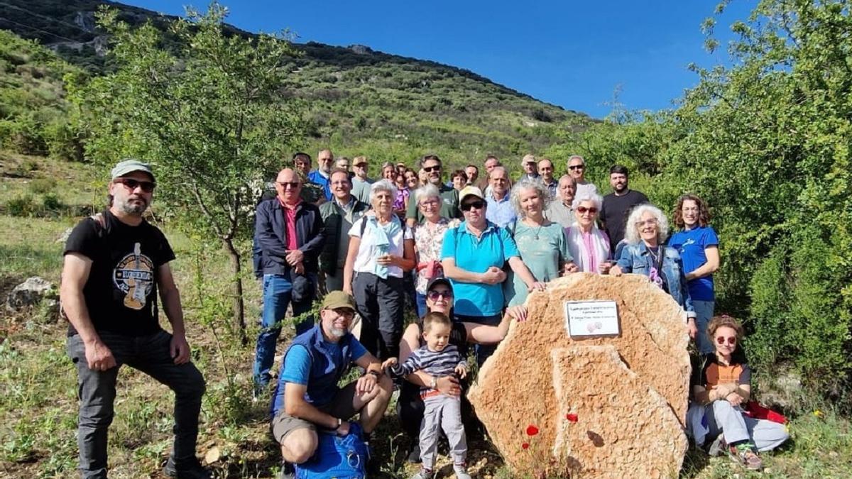 Amigos y faniliares del homenajeado  Enrique Triano Muñoz posan junto al  azulejo.