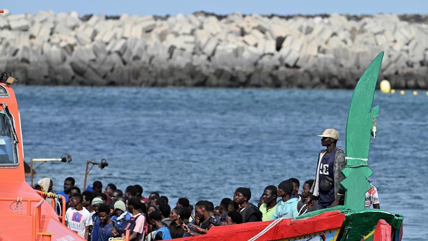 Archivo - Una patera con 116 migrantes a bordo llega al puerto de La Restinga, trasladada por Salvamento Marítimo, a 26 de julio de 2024, en El Hierro, Santa Cruz de Tenerife, Canarias (España).