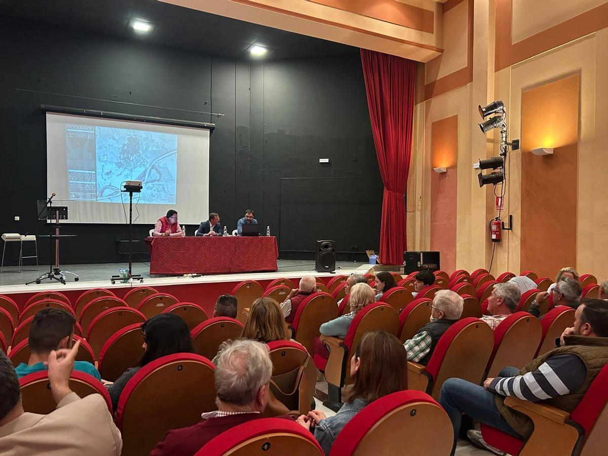Asistenes a la jornada de participación ciudadana, que tuvo lugar en la casta de la Cultura de Villafranca de Córdoba.