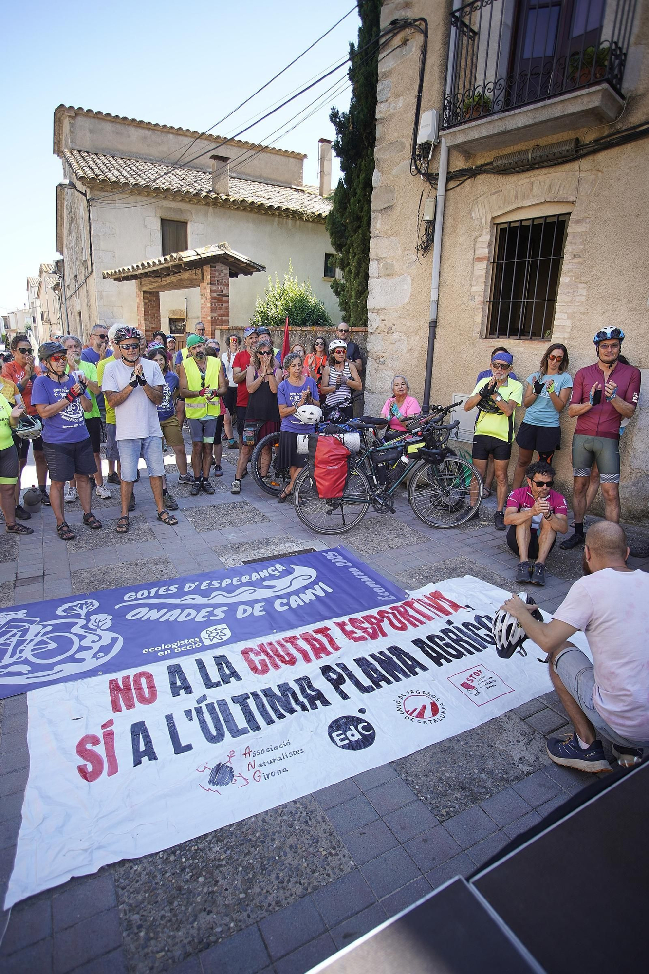 Les imatges de la protesta contra la ciutat esportiva del Girona a Vilablareix