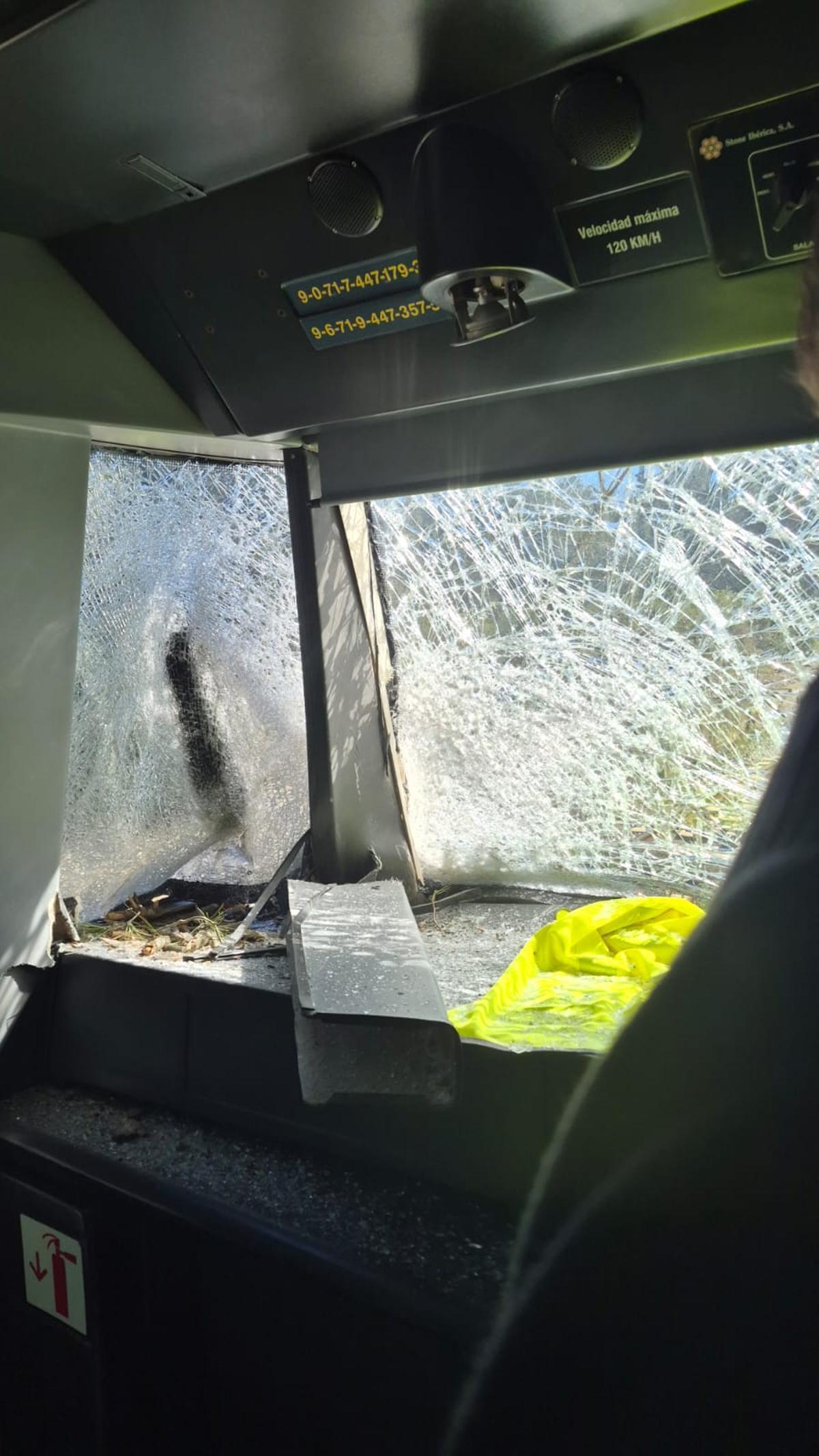 Imatge del tren que ha xocat contra un arbre a l'R11 a Sant Jordi Desvalls.