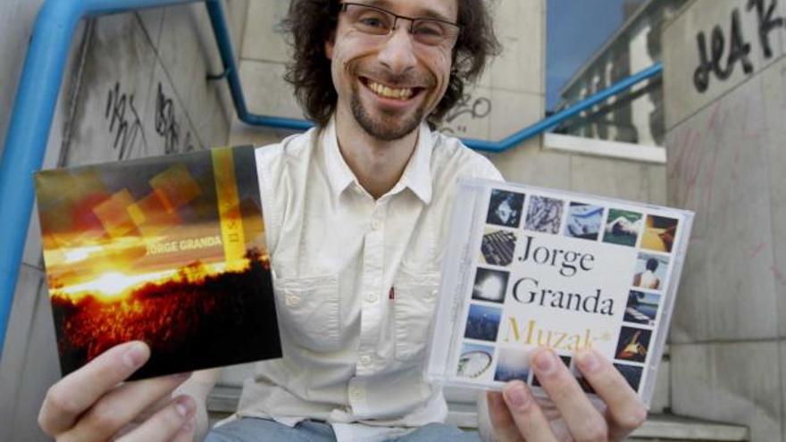 Jorge Granda, ayer, con sus dos discos. | luisma murias