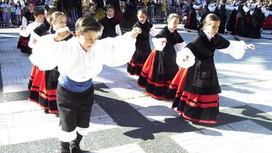 Niños y niñas bailando en la celebración del Día de la Muiñeira en los jardines de Méndez Núñez.