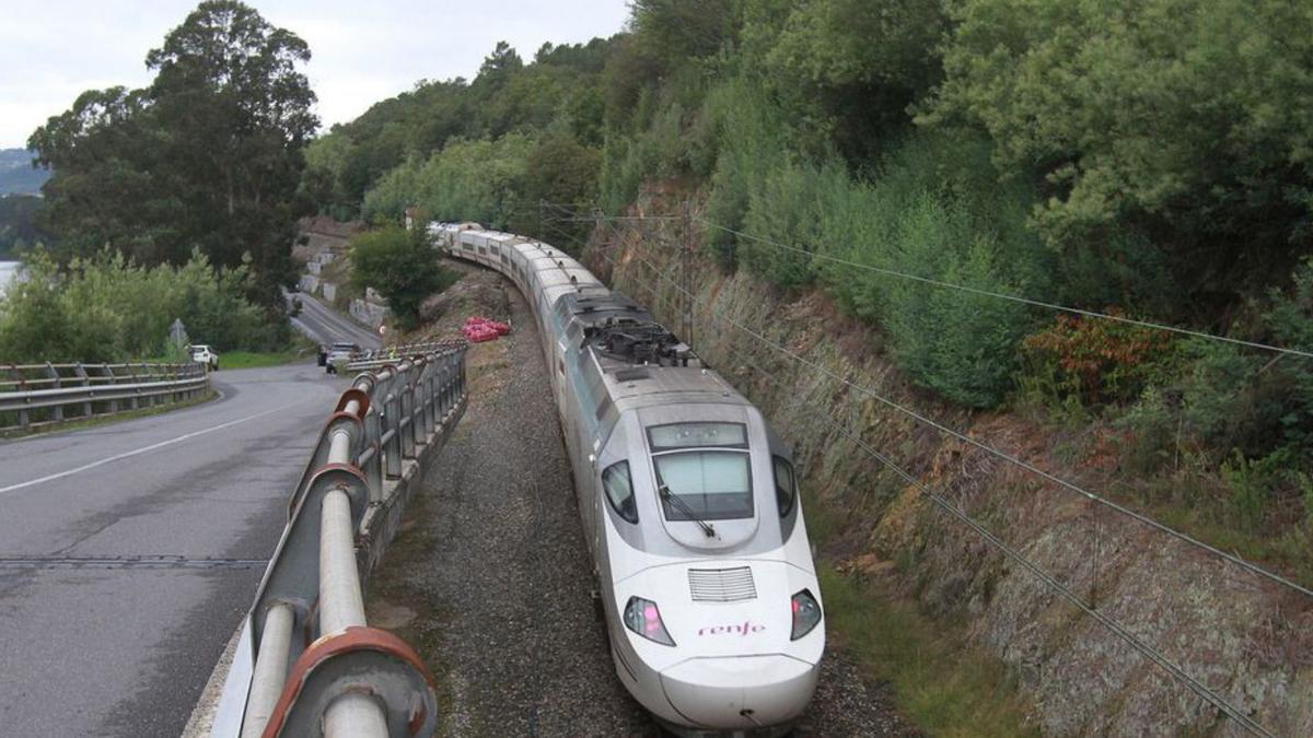 Un Alvia por la vía entre Ourense y Monforte de Lemos.   | // IÑAKI OSORIO