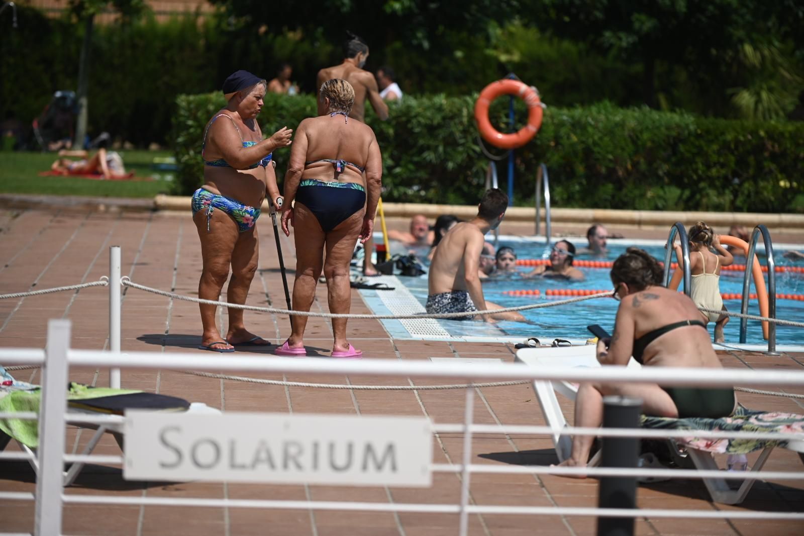 En imágenes | Los zaragozanos se refugian en la piscina ante la ola de calor