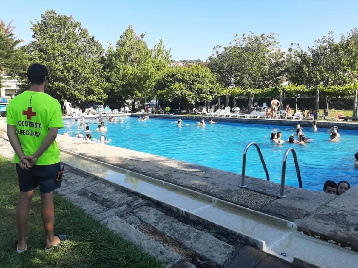 El socorrista estradense en el Balneario Acuña de Caldas de Reis durante el verano.