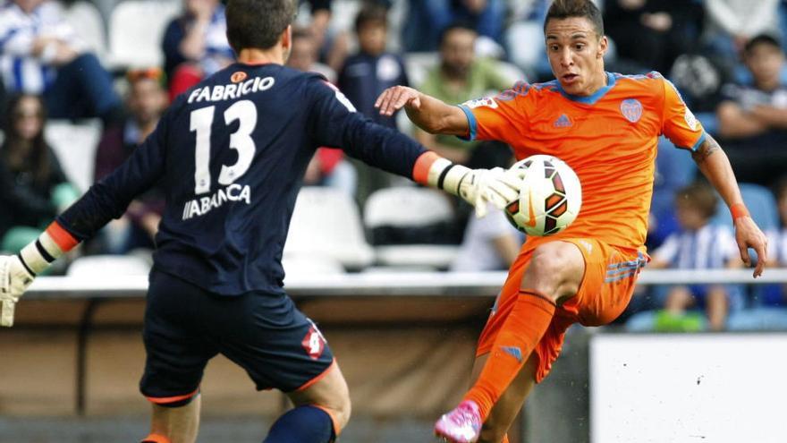 Rodrigo intenta superar al portero del Depor Fabricio Agosto.