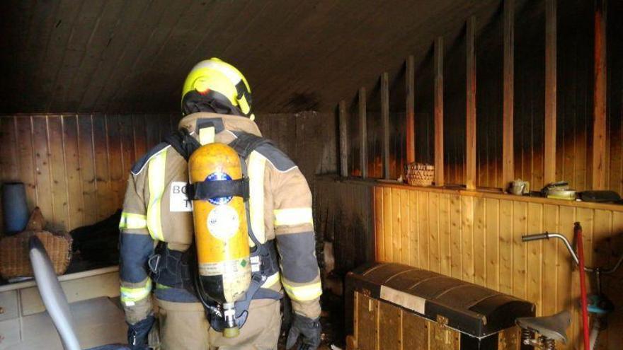 Un herido al inhalar humo en el incendio de una casa en Andorra