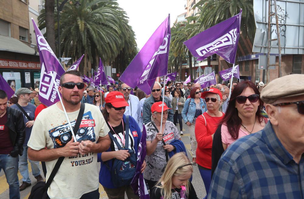 Miles de personas participan en la marcha convocada por los sindicatos para este martes, Día Internacional del Trabajo