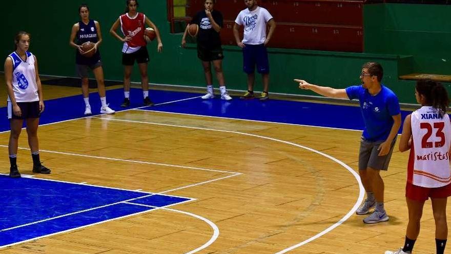 Rubén Vázquez da indicaciones a las jugadoras del Maristas durante un entrenamiento de esta semana.