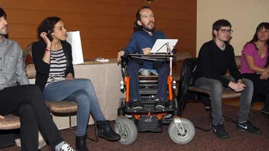 Echenique, este sábado con miembros de Podemos en Bilbao.