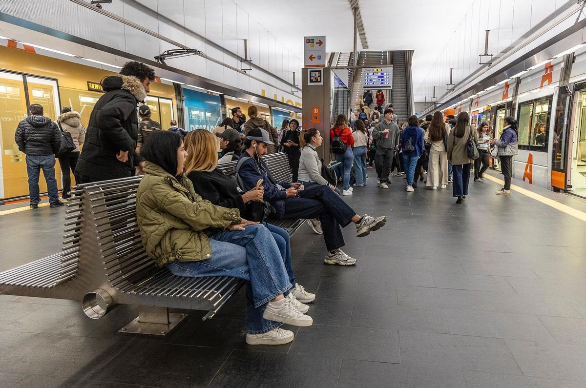 Usuarios en la estación de Luceros esperando un TRAM en Alicante.