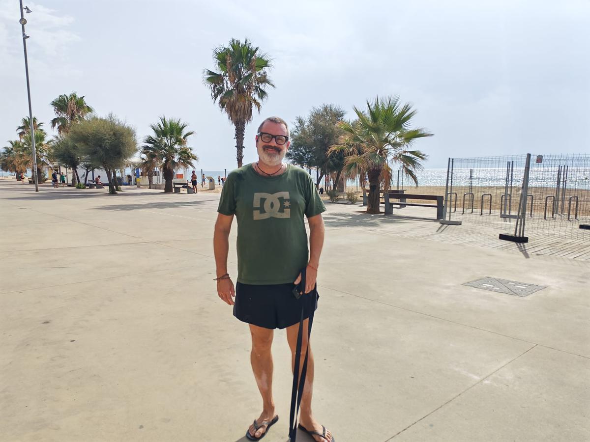Jordi, vecino de Badalona, durante uno de sus habituales paseos con su perro por el paseo marítimo.