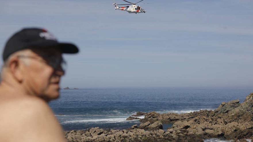 EN IMÁGENES: Hallan el cuerpo de un pescador en el mar tras avistar su barco vacío y varado en una playa de Cudillero