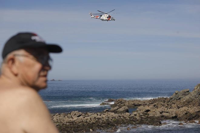 EN IMÁGENES: Hallan el cuerpo de un pescador en el mar tras avistar su barco vacío y varado en una playa de Cudillero