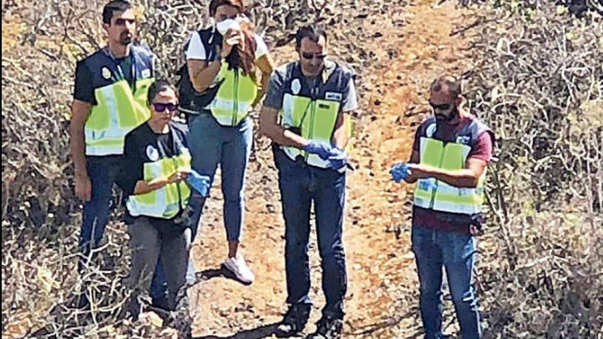 Efectivos de la Policía Nacional, junto al cadáver hallado el pasado viernes.