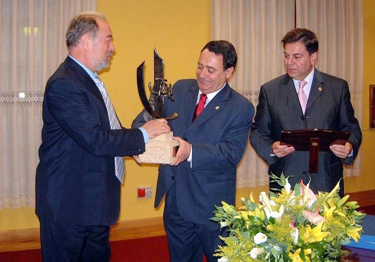 Rodríguez Cabañas recibe un premio de manos de Gabino de Lorenzo ante la atenta mirada de Alfredo Canteli en 2009.