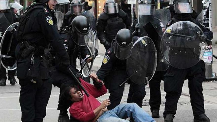 La Policía inmoviliza a uno de los manifestantes.