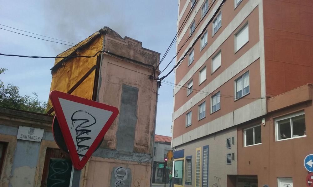 Arde una casa abandonada en Vigo