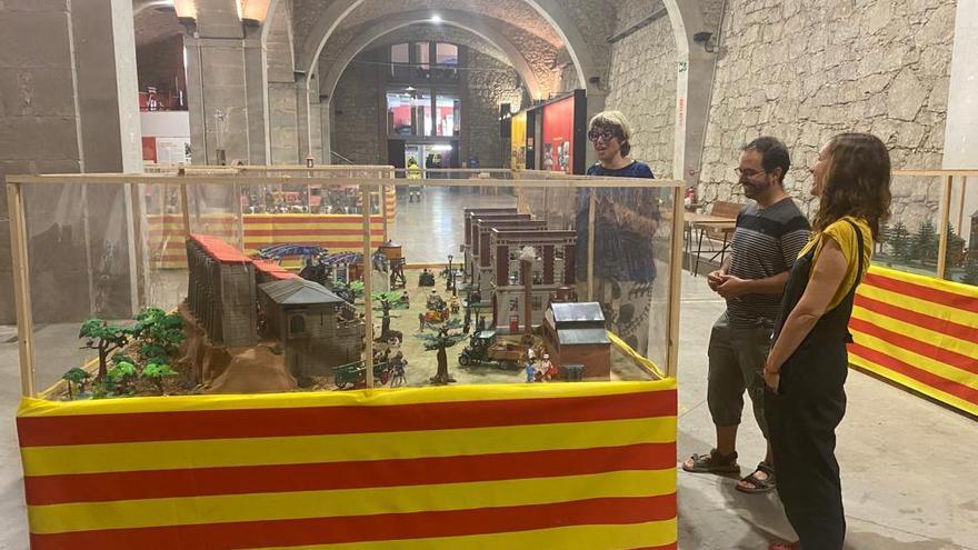 Anna Crepo, Eduald Serra i Laia Muns al costat del diorama de la Manresa industrial