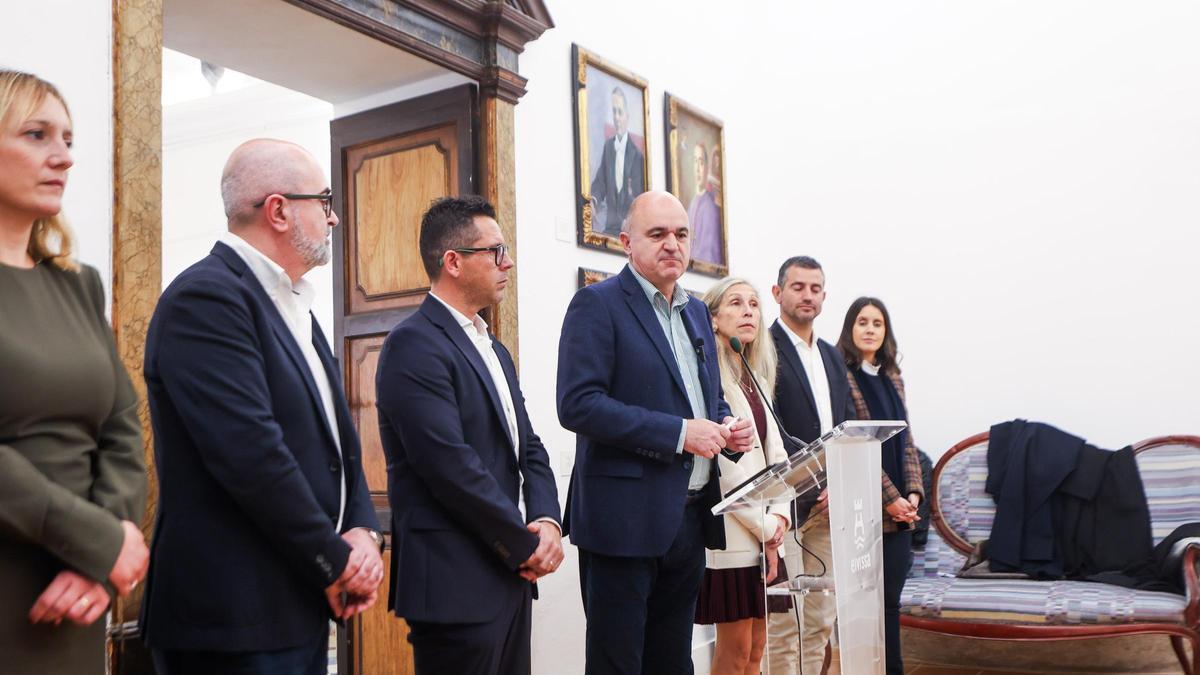 El presidente del Consell de Ibiza, Vicent Marí, junto a los alcaldes de la isla esta mañana en el Ayuntamiento de Ibiza.