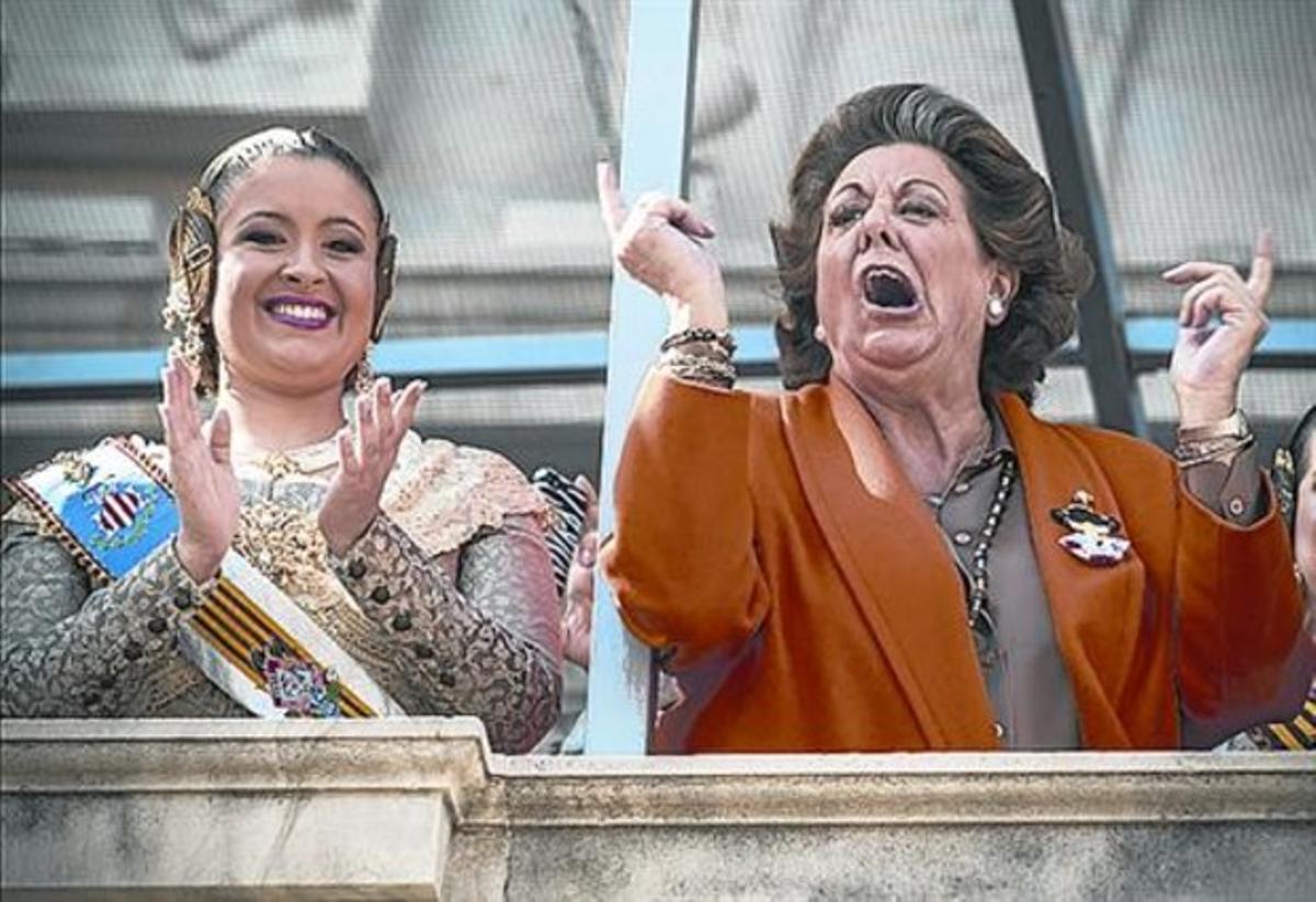 Rita Barberà, en el balcón del ayuntamiento de Valencia, con la corte fallera.