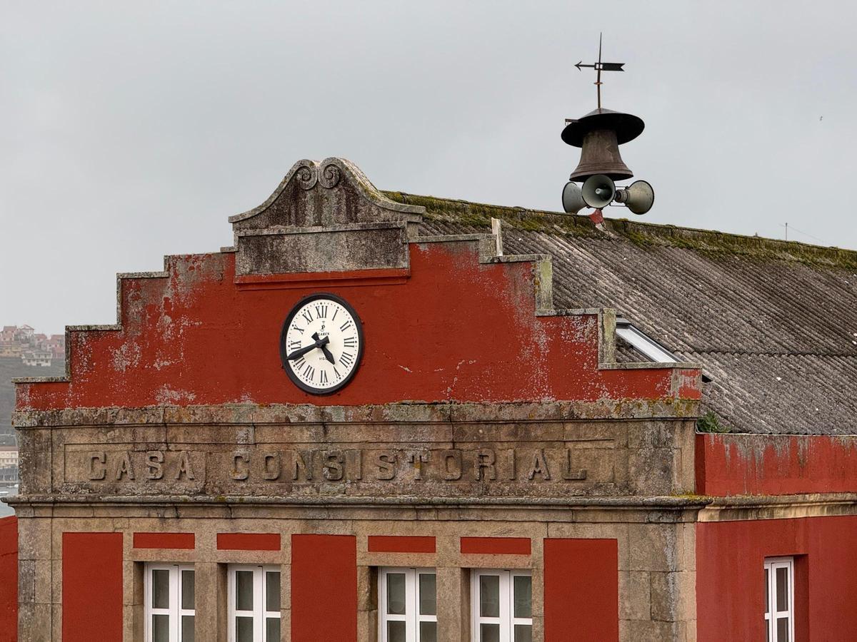 Tejado de la casa consistorial de Bueu, con la veleta en su zona superior.