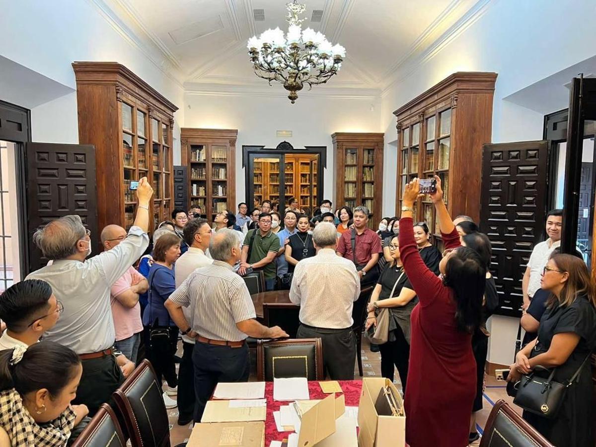 Visita de los profesores filipinos a la Sociedad Económica de Amigos del País, en octubre, atendidos por José Antonio Sierra.