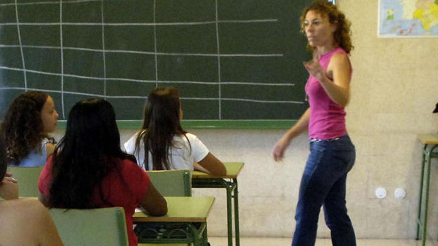 Una profesora imparte clase en un cento educativo de Canarias.