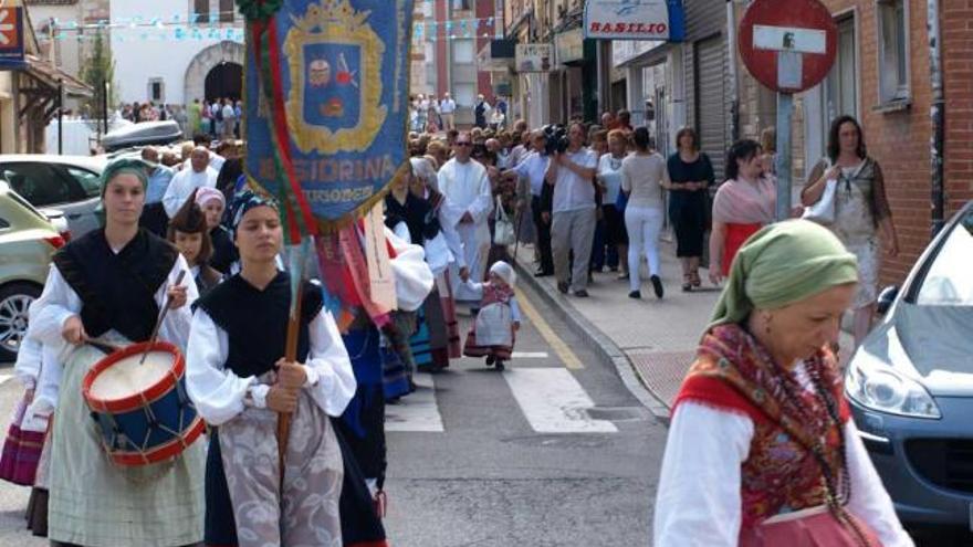 «La Sidrina», en el desfile de las fiestas de Santa Isabel de Lugones.