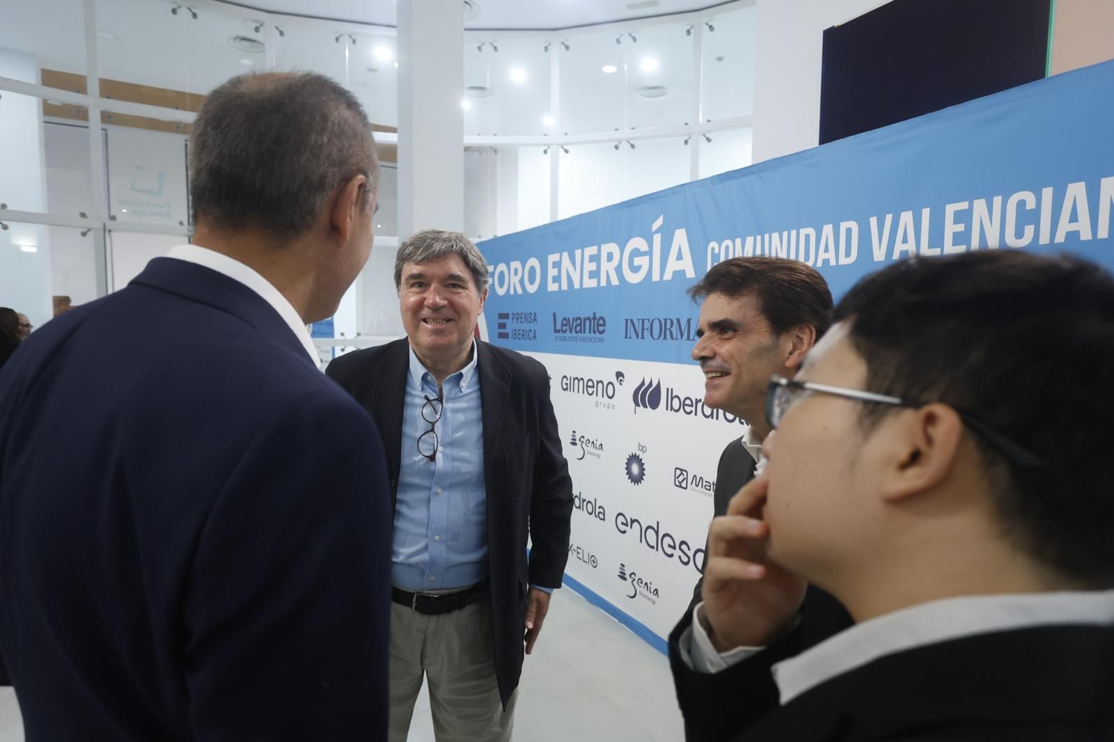 Llegada de los asistentes a la segunda edición del Foro de Energía en la Comunitat Valenciana