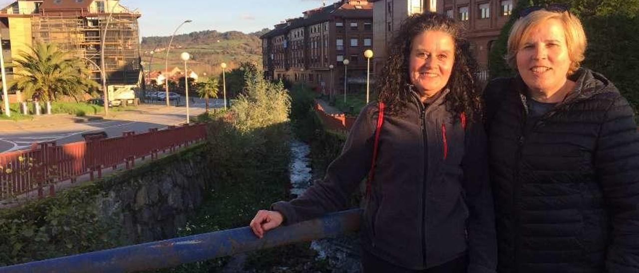 Ana Fernández y Geli Fidalgo en el paseo del río Martín, en su caminata del pasado jueves.