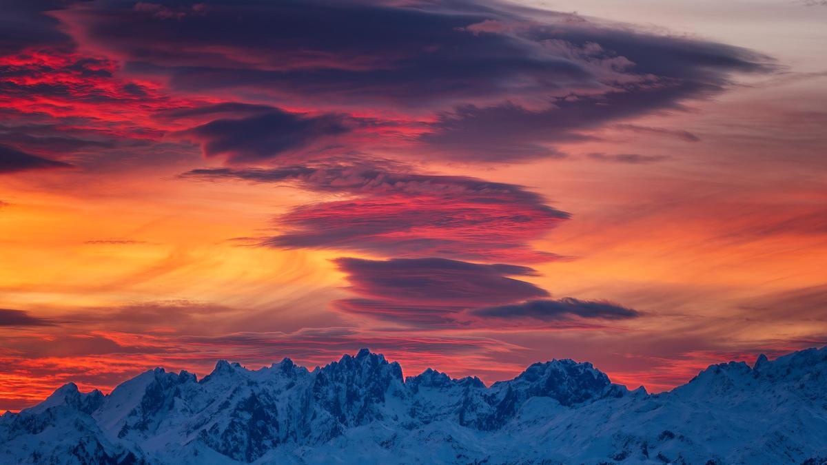 Amanecer con nubes lenticulares sobre los nevados Picos de Europa