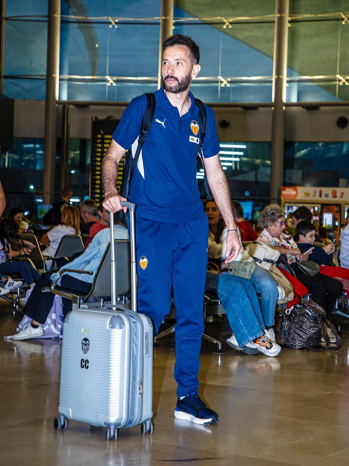 El entrenador, Carlos Corberán, antes de volar de Manises a tierras vascas