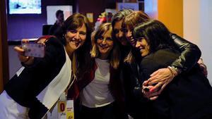 Laura Borràs, candidata de JuntsxCat, haciéndose un selfi junto a unas amigas.