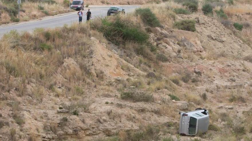 Cae con su coche por un barranco y sale ileso