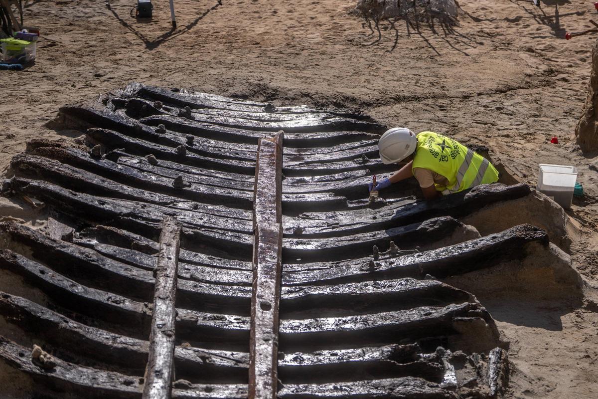 Un barco del siglo XV emerge entre las obras de la Ciutadella del Coneixement en Barcelona