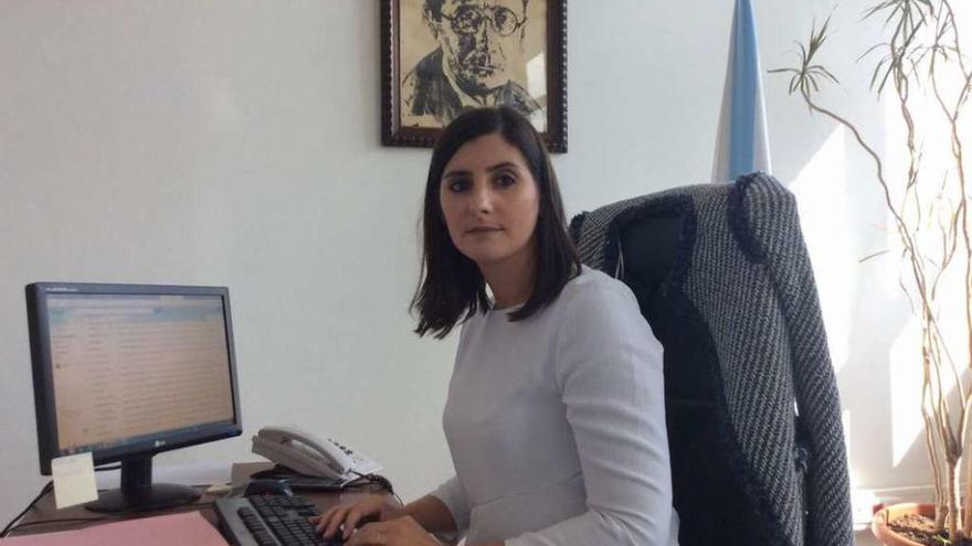 La alcaldesa de Moaña, Leticia Santos, con el ordenador en su despacho del Concello. // S.A.