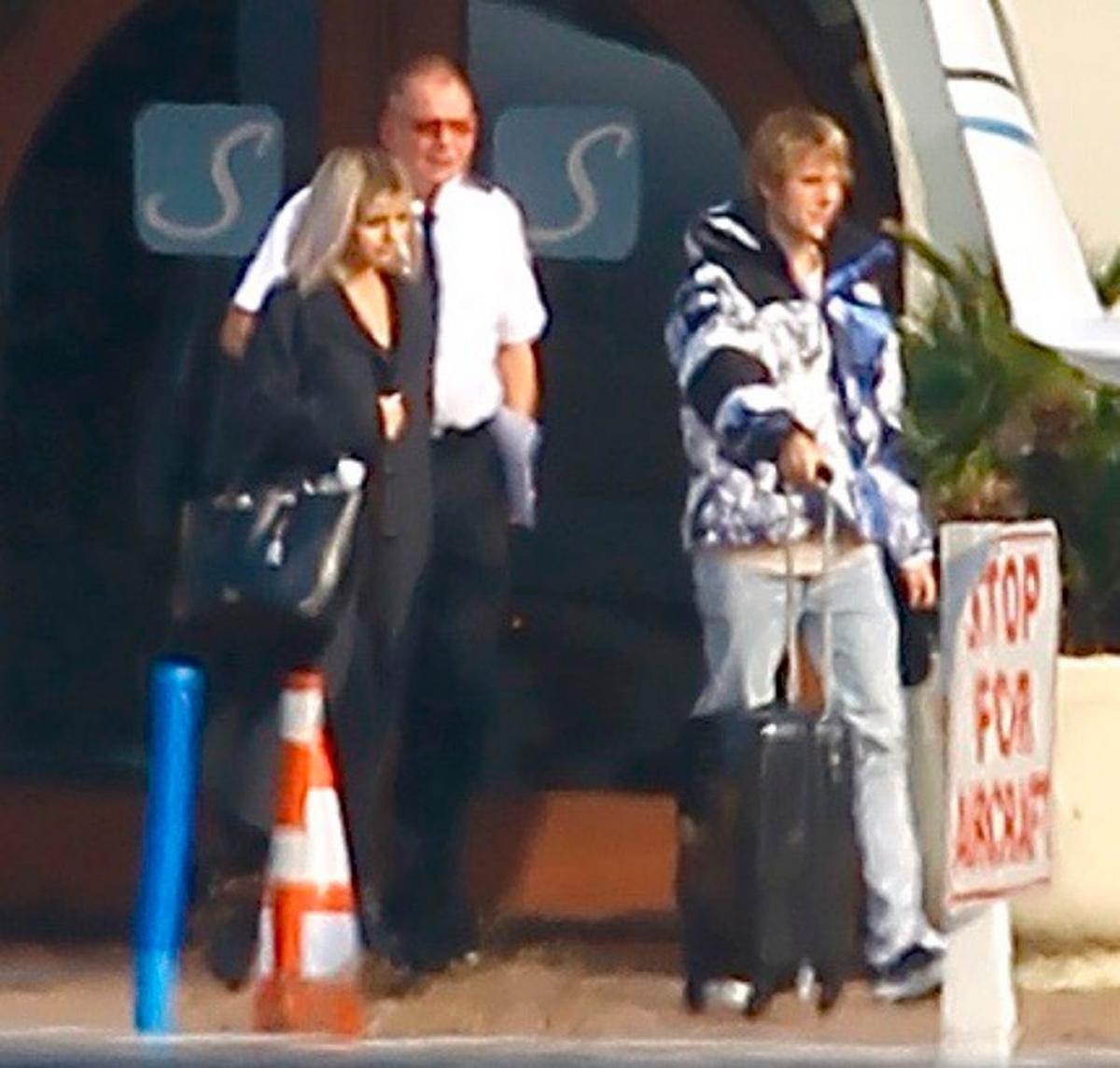 Selena Gomez y Justin Bieber en el aeropuerto para coger un jet privado