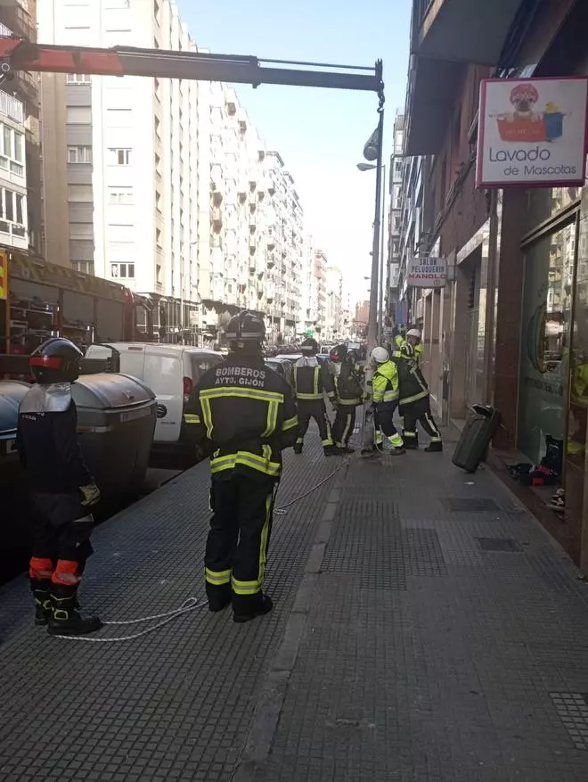 Intervención en Pablo Iglesias tras caer una farola contra un edificio